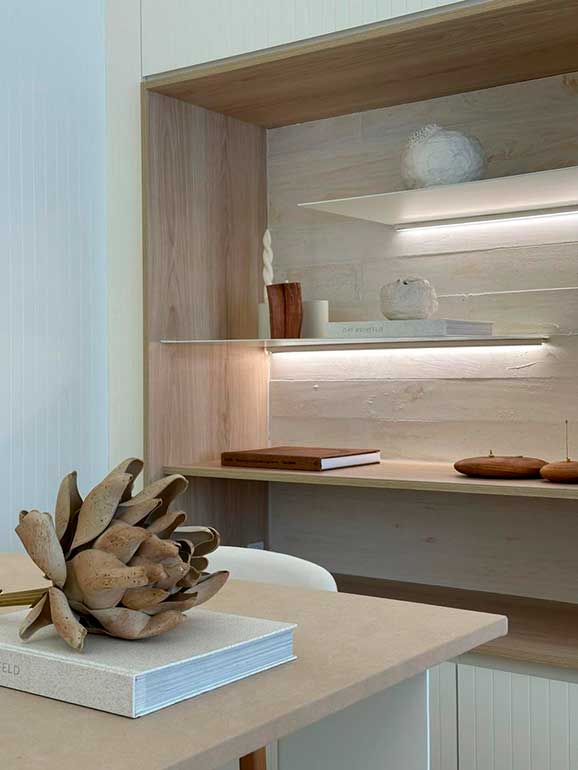 Detalhe da decoração com quadro na parede